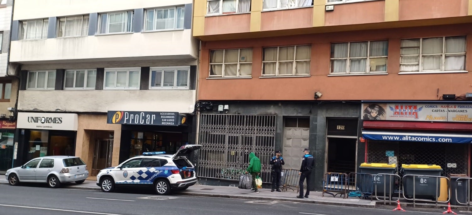 Los okupas del edificio de la Ronda de Nelle recogieron sus pertenencias bajo el control de la Policía Municipal Los okupas del edificio de la Ronda de Nelle recogieron sus pertenencias bajo el control de la Policía Municipal