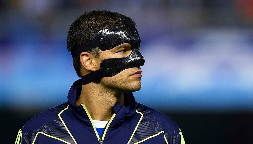 Ballack, en una imagen de archivo con la máscara tras su fractura en la nariz.