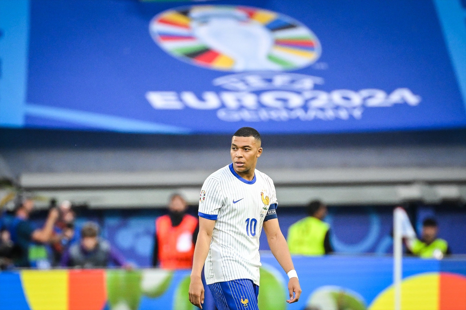 Rubén Amón defiende la posición de Mbappé: "Jugar con la camiseta de la selección francesa implica defender unos valores" Rubén Amón defiende la posición de Mbappé: "Jugar con la camiseta de la selección francesa implica defender unos valores"