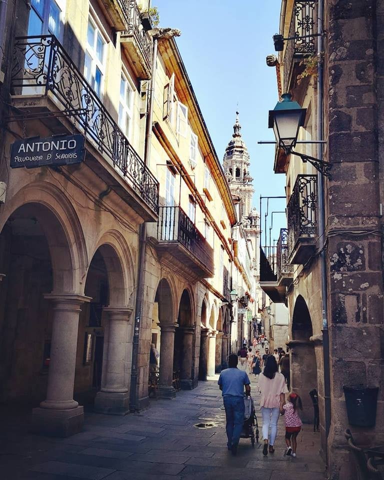 Comerciantes del Casco Histórico de Santiago lamentan el "intervencionismo" de Raxoi al prohibir negocios orientados al turismo durante un año Comerciantes del Casco Histórico de Santiago lamentan el "intervencionismo" de Raxoi al prohibir negocios orientados al turismo durante un año