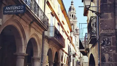 Comerciantes del Casco Histórico de Santiago lamentan el "intervencionismo" de Raxoi al prohibir negocios orientados al turismo durante un año Comerciantes del Casco Histórico de Santiago lamentan el "intervencionismo" de Raxoi al prohibir negocios orientados al turismo durante un año