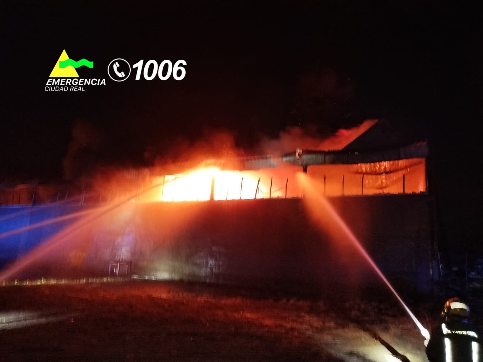 VÍDEO: Extinguido el incendio que se desató en una nave industrial en Almagro VÍDEO: Extinguido el incendio que se desató en una nave industrial en Almagro