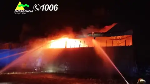 Incendio en una nava industrial de Almagro