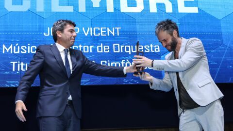 Josep Vicent recibiendo un premio