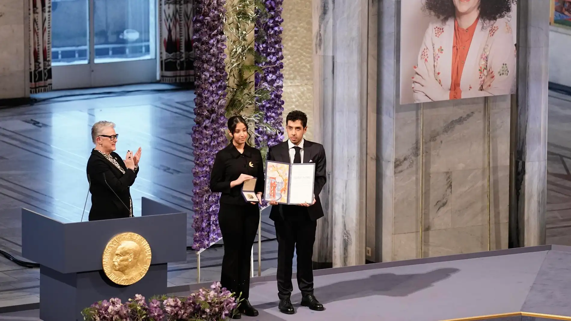 Ali y Kiana Rahmani reciben, en nombre de su madre Narges Mohammadi, el Nobel de la Paz el 10 de diciembre de 2023
