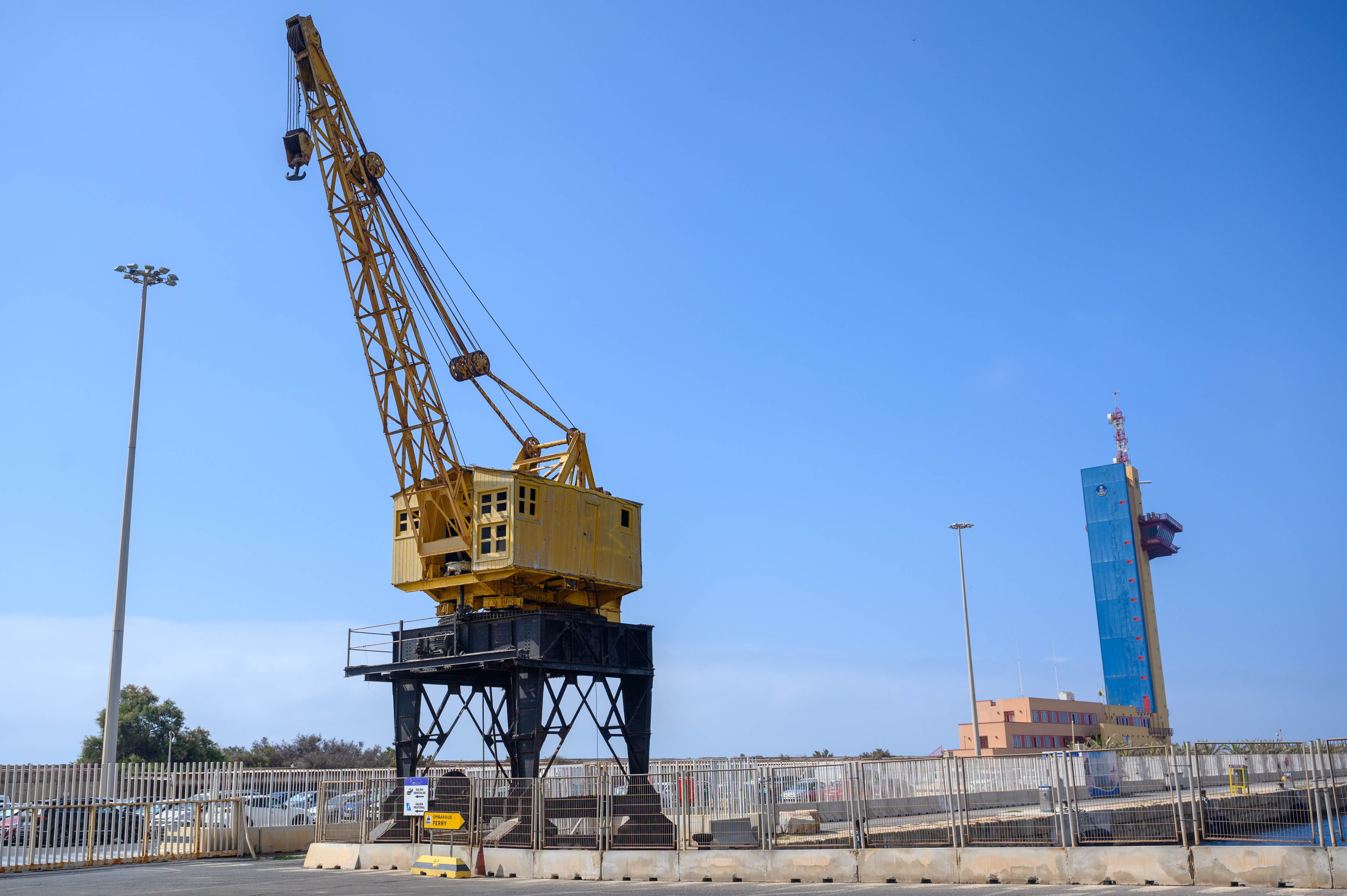 El puerto recuperará la histórica grúa amarilla y la locomotora para que sean visitables El puerto recuperará la histórica grúa amarilla y la locomotora para que sean visitables