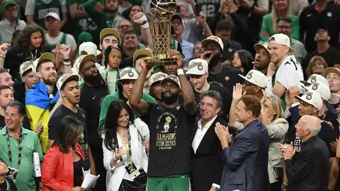 Jaylen Brown levanta el trofeo de la NBA para Boston Celtics. Jaylen Brown levanta el trofeo de la NBA para Boston Celtics.