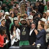 Jaylen Brown levanta el trofeo de la NBA para Boston Celtics.