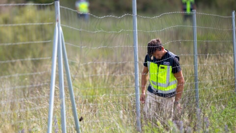 Un agente de la Polic&iacute;a Nacional durante un rastreo