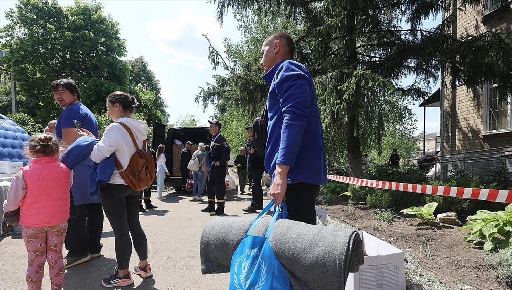 Personas evacuadas de Kharkiv, al noroeste de Ucrania