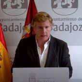 El alcalde de Badajoz anuncia las medidas de tráfico para la Feria de San Juan 2024.