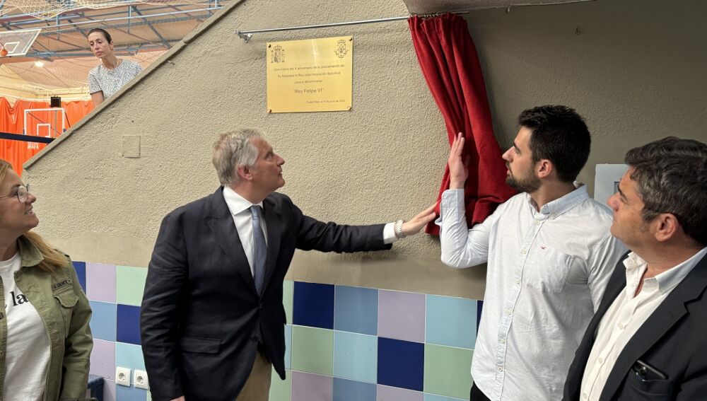 Descubrimiento de una placa en el pabellón