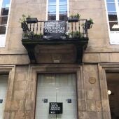 Un grupo de 23 personas activistas propaestinos entran en la Casa da Balconada y boicotean la entrada del gerente de la USC