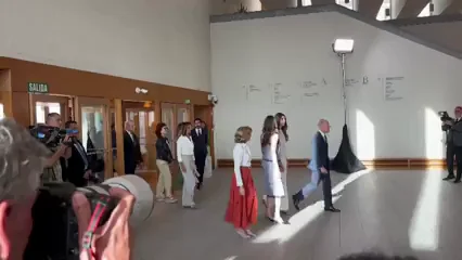 La Princesa de Asturias y la Infanta Sofía llegan a la Galería de las Colecciones Reales. Encuentro con jóvenes de 17 a 21 años, guiados por la escritora María Dueñas La Princesa de Asturias y la Infanta Sofía llegan a la Galería de las Colecciones Reales. Encuentro con jóvenes de 17 a 21 años, guiados por la escritora María Dueñas