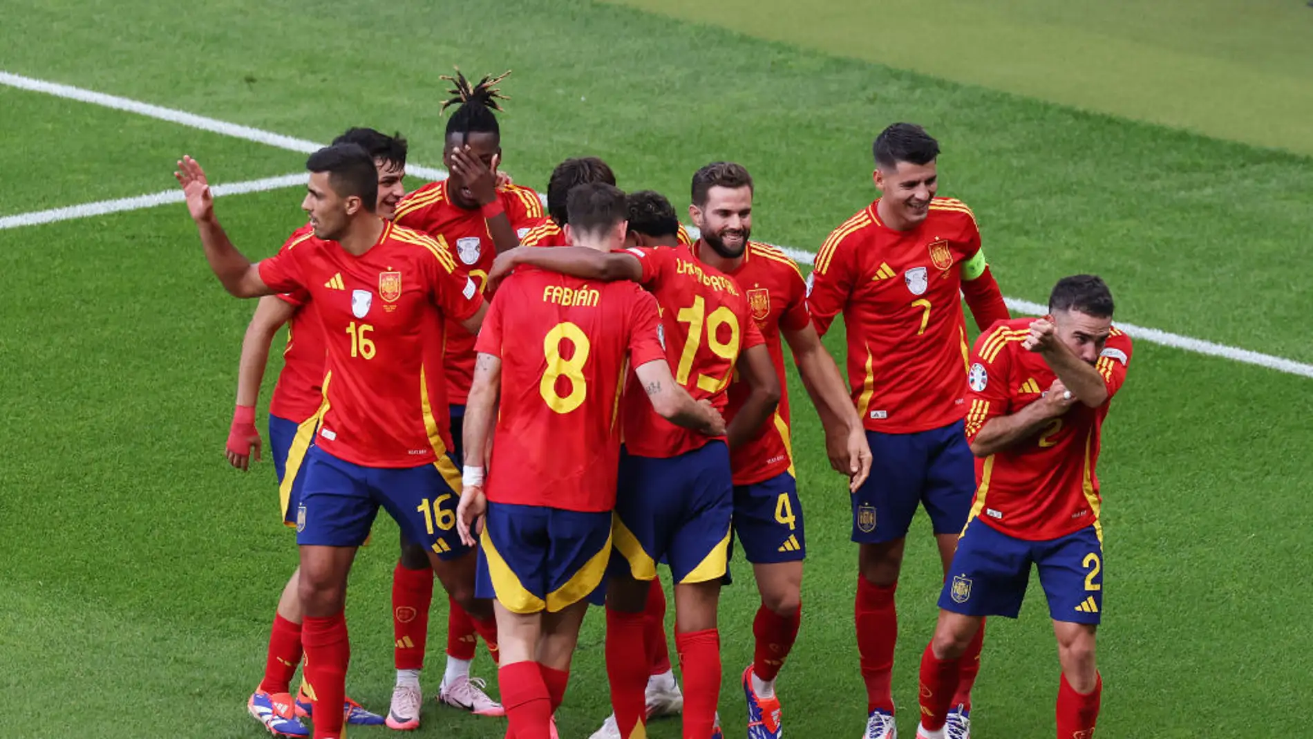 Los jugadores de España celebran uno de los goles ante Croacia en el primer partido de la Eurocopa 2024