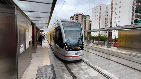El tranvía llegando esta mañana a la parada de Eduardo Dato El tranvía llegando esta mañana a la parada de Eduardo Dato