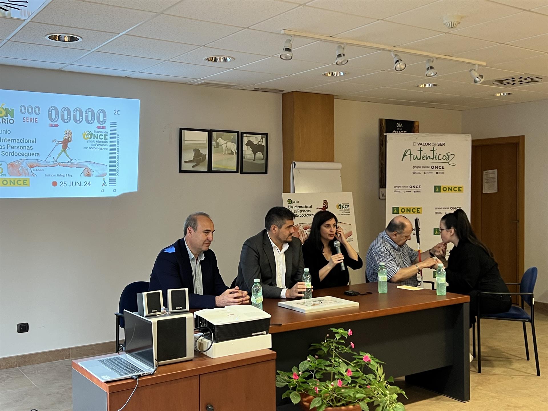 Las personas con sordoceguera de Extremadura reivindican una plena inclusión en la sociedad Las personas con sordoceguera de Extremadura reivindican una plena inclusión en la sociedad