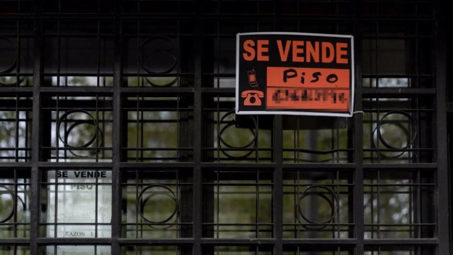Archivo. Cartel de 'Se vende' en un edificio.