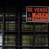 Archivo. Cartel de 'Se vende' en un edificio.