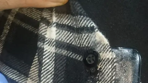 En la imagen una cámara oculta junto al botón de la camisa que llevaba uno de los ciudadanos indios En la imagen una cámara oculta junto al botón de la camisa que llevaba uno de los ciudadanos indios