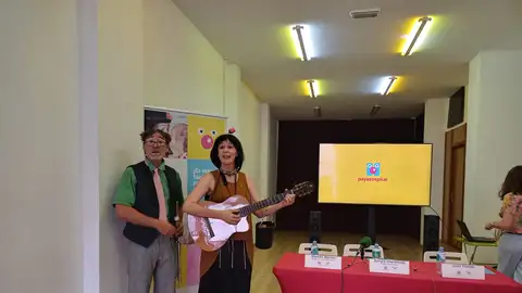 Los payasos Damaso Notone y Marieta de la Rosa se encargan de arrancar una sonrisa a los residentes. Los payasos Damaso Notone y Marieta de la Rosa se encargan de arrancar una sonrisa a los residentes.