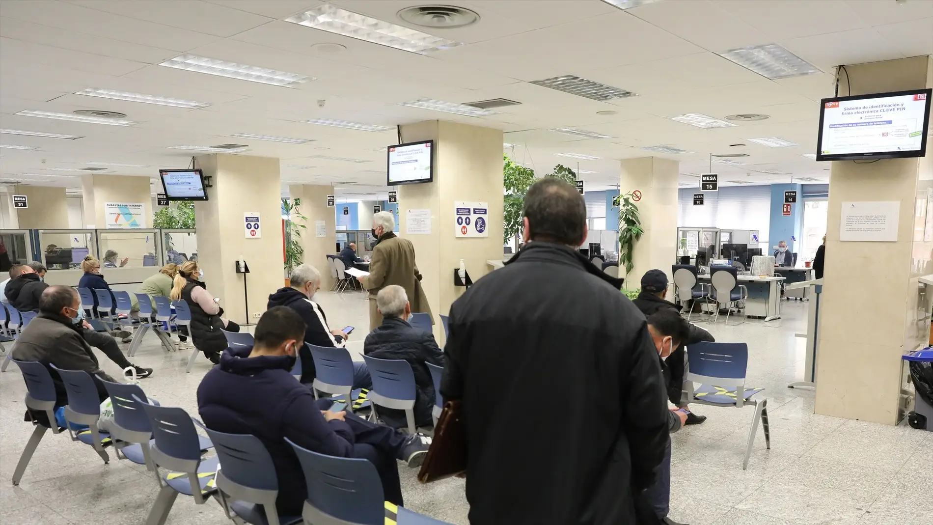 Varias personas esperan en una oficina de la Agencia Tributaria.