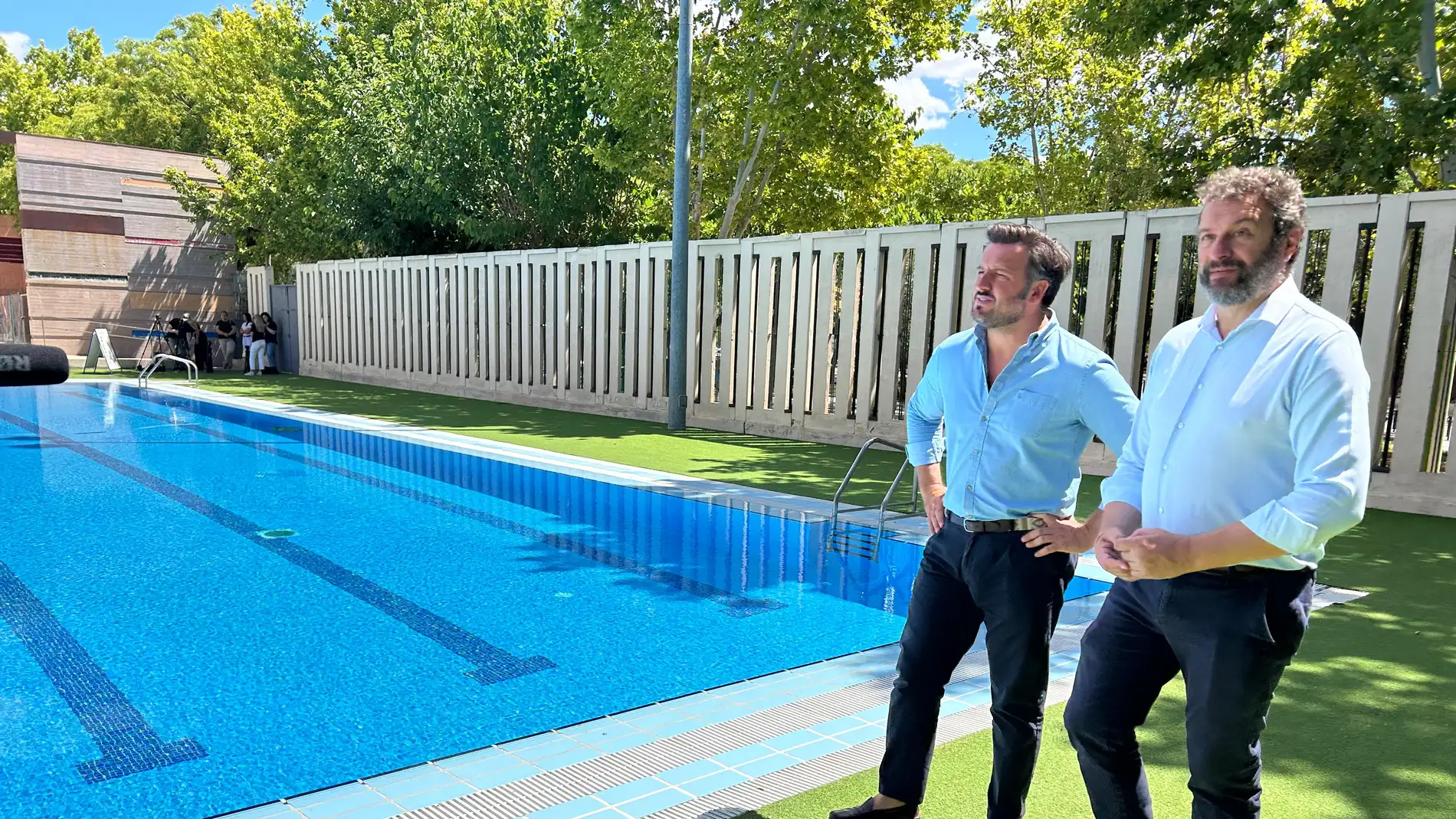 Pablo Ruz, alcalde de Elche, y José Antonio Román, concejal de Deportes, en una piscina descubierta de la ciudad.