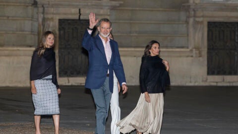 El rey Felipe acompañado por la reina Letizia, la princesa Leonor y la infanta Sofía, saluda al público a las afueras del Palacio Real.