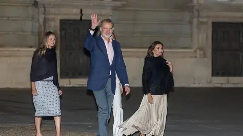 El rey Felipe acompañado por la reina Letizia, la princesa Leonor y la infanta Sofía, saluda al público a las afueras del Palacio Real. El rey Felipe acompañado por la reina Letizia, la princesa Leonor y la infanta Sofía, saluda al público a las afueras del Palacio Real.