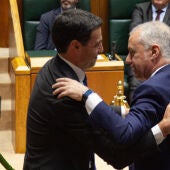 El recién elegido lehendakari, Imanol Pradales, saluda al lehendakari saliente, Iñigo Urkullu, al finalizar la sesión de investidura que se ha celebrado este jueves en el Parlamento Vasco . 