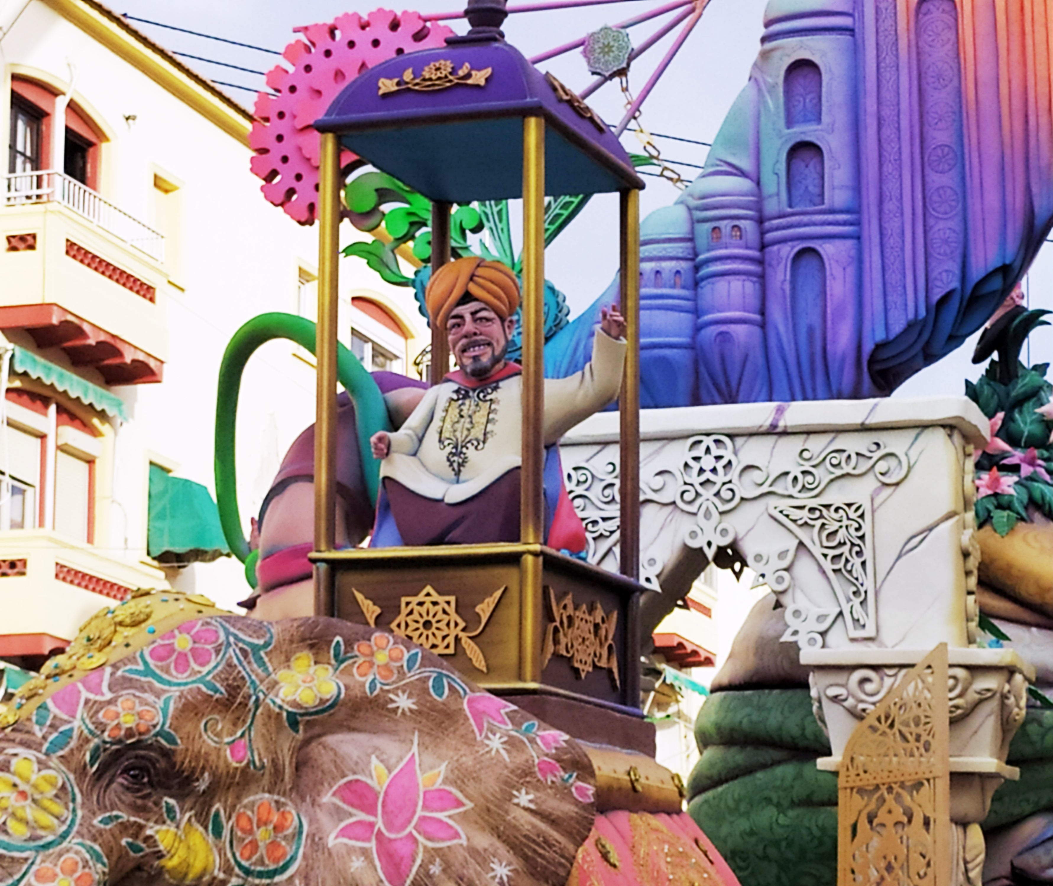La Hoguera Sagrada Familia de Alicante se lleva el primer premio a la mejor alusión a la India La Hoguera Sagrada Familia de Alicante se lleva el primer premio a la mejor alusión a la India