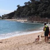 Unos turistas en la playa de Lloret de Mar
