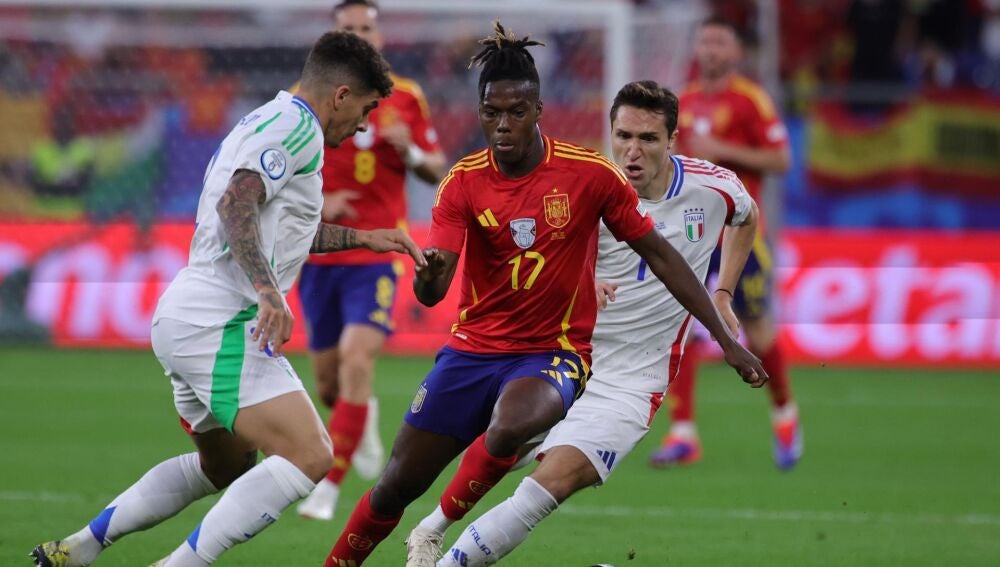 Nico Williams encara a Di Lorenzo durante el España - Italia