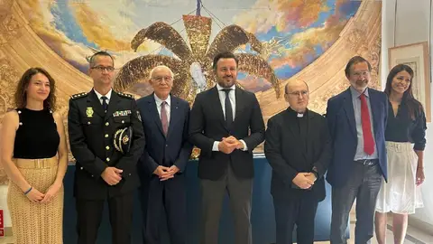 Pedro Montore y Antuio Luis Martínez-Pujalte con integrantes del Patronato del Misteri d'Elx. Pedro Montore y Antuio Luis Martínez-Pujalte con integrantes del Patronato del Misteri d'Elx.