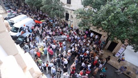 Concentraci&oacute;n frente al Parlament balear para pedir la dimisi&oacute;n del presidente de la C&aacute;mara, Gabriel Le Senne.