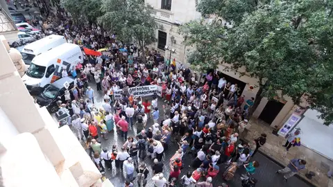 Concentración frente al Parlament balear para pedir la dimisión del presidente de la Cámara, Gabriel Le Senne. Concentración frente al Parlament balear para pedir la dimisión del presidente de la Cámara, Gabriel Le Senne.