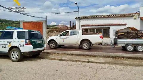 La Guardia Civil detiene a dos personas por robar más de mil kilos de corcho de una docena de alconorques en Serradilla La Guardia Civil detiene a dos personas por robar más de mil kilos de corcho de una docena de alconorques en Serradilla