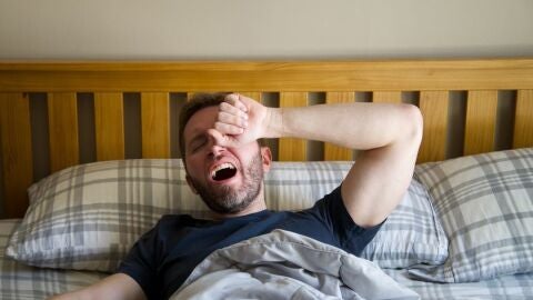 Imagen de un hombre bostezando