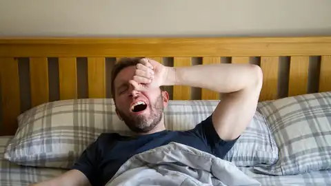 Imagen de un hombre bostezando Imagen de un hombre bostezando