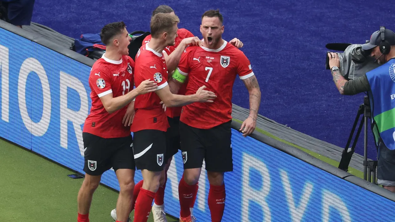 El delantero austriaco Marko Arnautovic (d) celebra su gol de penalti durante el partido del grupo D que han jugado Polonia y Austriaen el Olimpico de Berlín, Alemania.