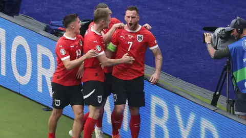 El delantero austriaco Marko Arnautovic (d) celebra su gol de penalti durante el partido del grupo D que han jugado Polonia y Austriaen el Olimpico de Berlín, Alemania. El delantero austriaco Marko Arnautovic (d) celebra su gol de penalti durante el partido del grupo D que han jugado Polonia y Austriaen el Olimpico de Berlín, Alemania.