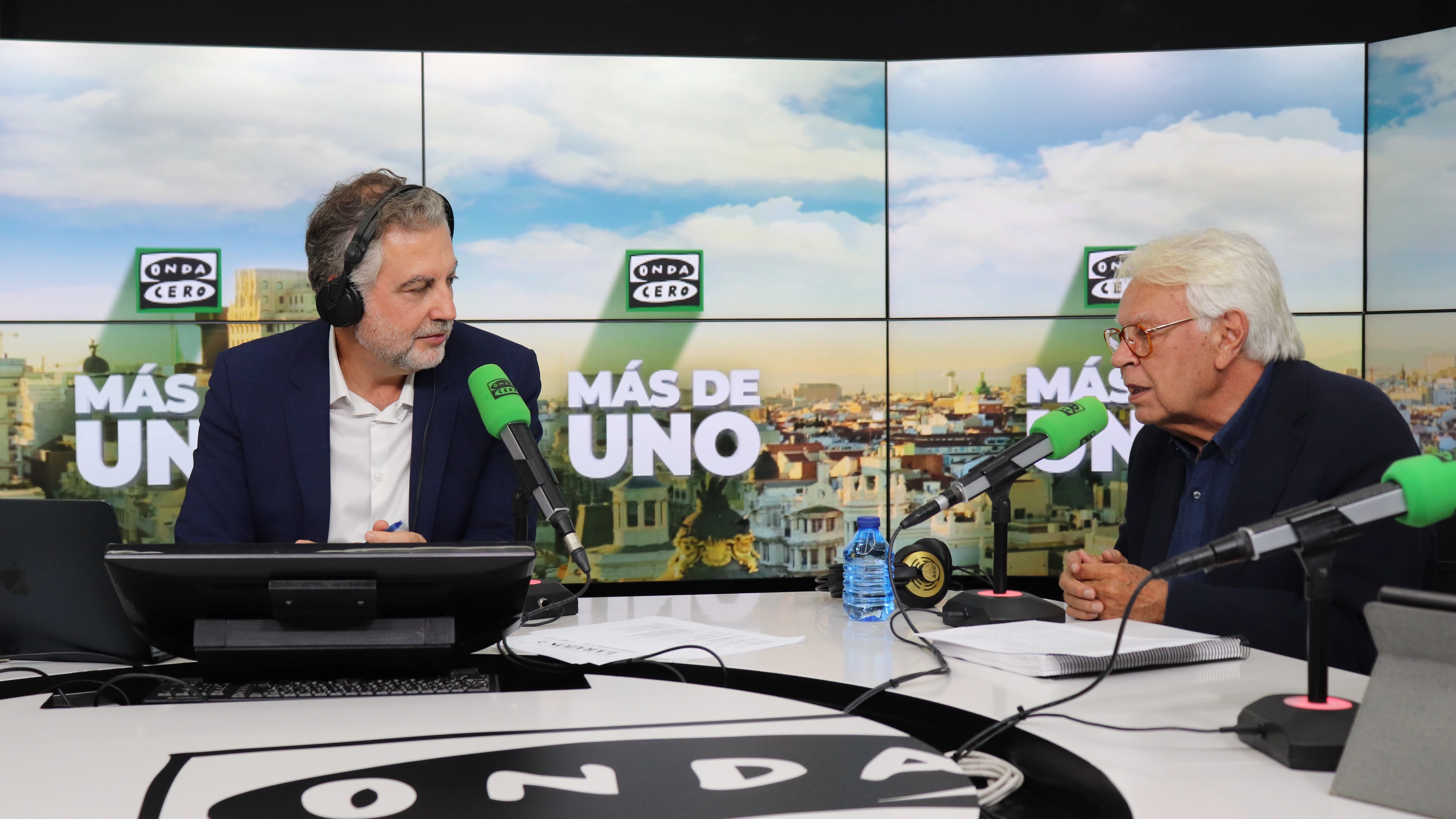 El expresidente del Gobierno, Felipe González, con Carlos Alsina en 'Más de uno'