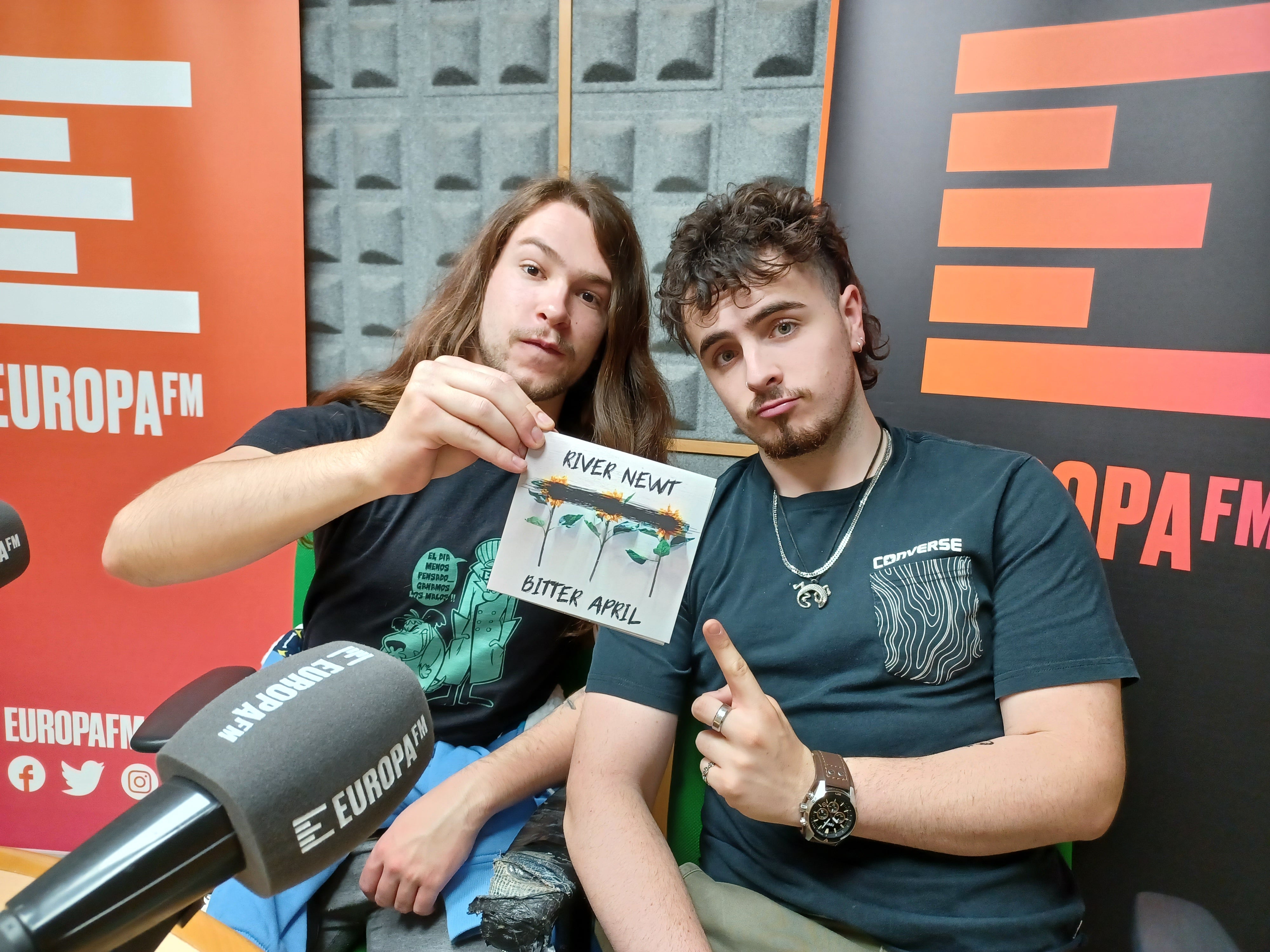 "Bitter April" es el primer disco de River Newt "Bitter April" es el primer disco de River Newt
