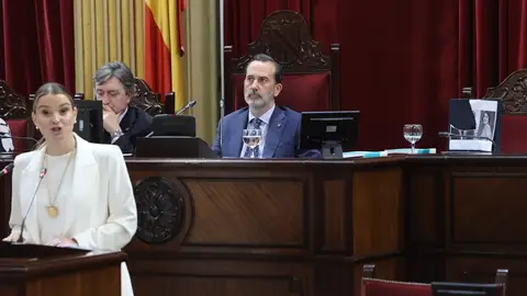 Marga Prohens se siente "avergonzada" y rechaza la actitud de Le Senne El presidente del Parlament, Gabriel Le Senne, detras de la presidenta del Govern, Marga Prohens