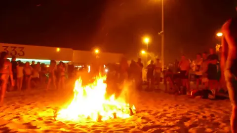 Imagen de archivo de una hoguera en una playa de Torrevieja. Imagen de archivo de una hoguera en una playa de Torrevieja.