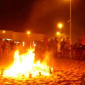 Imagen de archivo de una hoguera en una playa de Torrevieja.