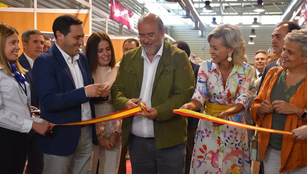El vicepresidente de la Junta, José Luis Martínez Guijarro, junto al presidente de la Diputación, en la inauguración El vicepresidente de la Junta, José Luis Martínez Guijarro, junto al presidente de la Diputación, en la inauguración