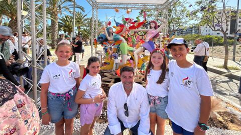 Luis Barcala con los Comisionados Infantiles y la Hoguera ganadora