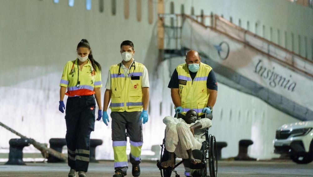 Momento en el que se desembarca a uno de los 67 migrantes rescatados con vida a 440 millas al sur de El Hierro por un crucero