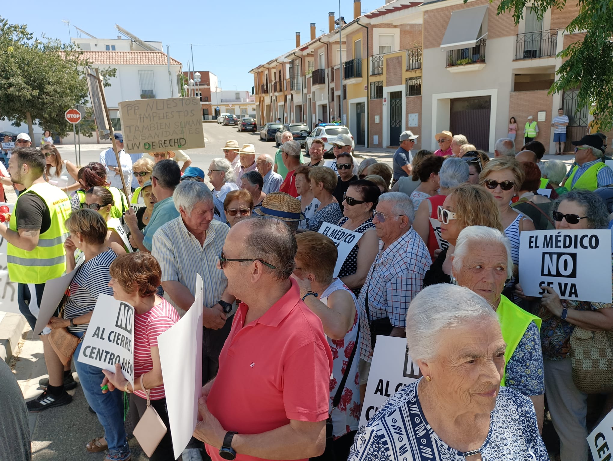 Los vecinos de la Barriada de El Ángel piden que no se cierre su centro de salud Los vecinos de la Barriada de El Ángel piden que no se cierre su centro de salud